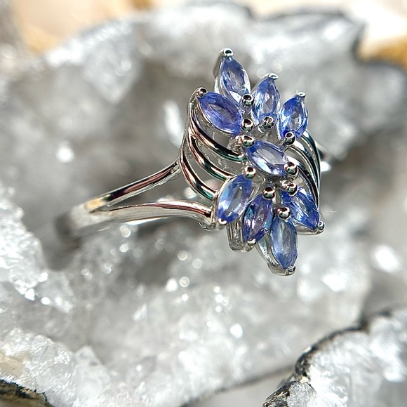 “Twinkling Beyond” Truly Divine Tanzanite Ring! 💎 - SIZE (8) - Picture 4 of 9